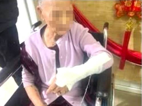 Phẫn nộ clip con trai đánh mẹ gãy tay tối mùng 3 Tết- Ảnh 2. Phẫn nộ clip con trai đánh mẹ gãy tay tối mùng 3 Tết- Ảnh 2.