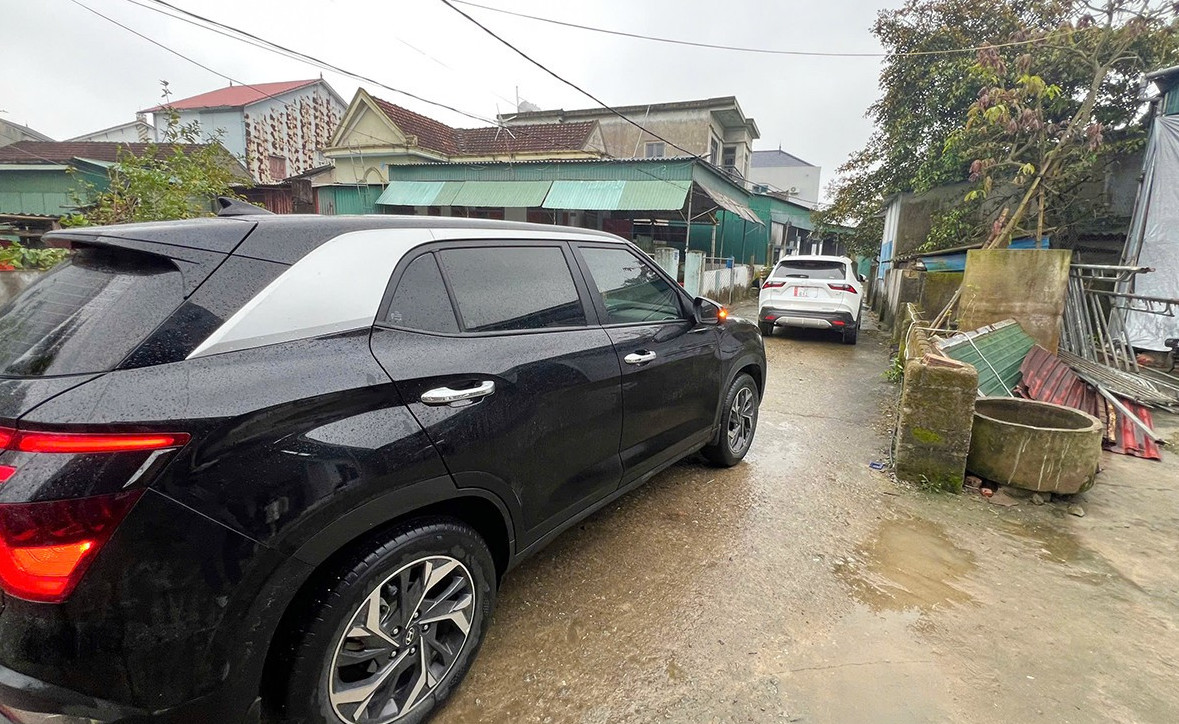 Công an thông tin vụ vợ chồng chủ ô tô đỗ chắn ngõ nhỏ, thách thức “phạt 100 triệu”- Ảnh 2.