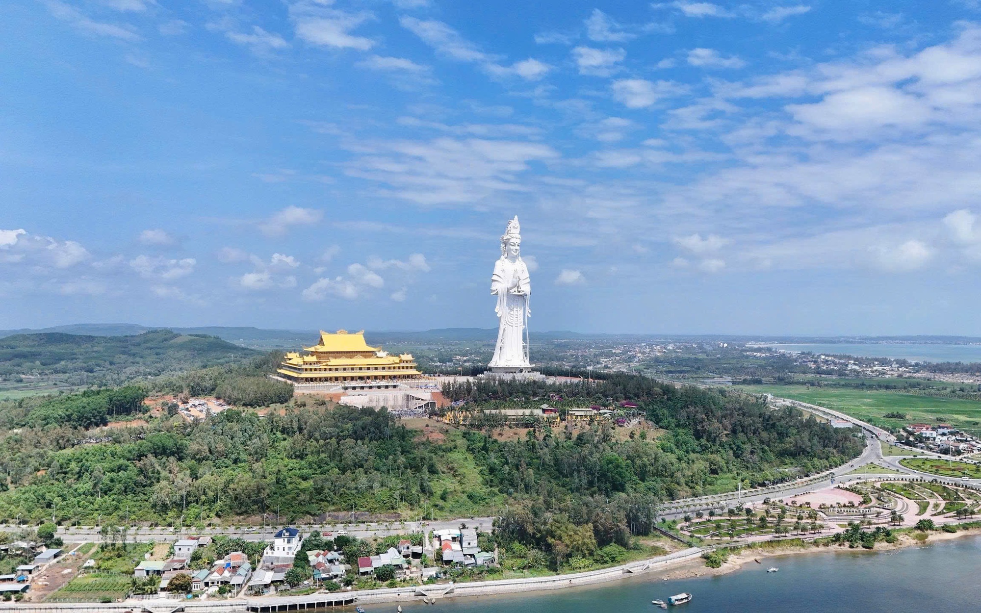 Quảng Ngãi: Hàng chục nghìn người đổ về chiêm bái tượng Phật Quan Âm cao nhất Đông Nam Á dịp Tết