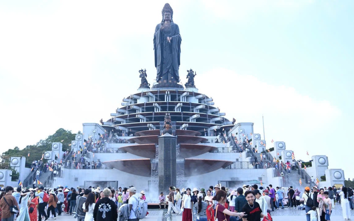 Biển người trẩy hội đầu xuân tại Núi Bà Đen, Tây Ninh sáng mùng 5 Tết