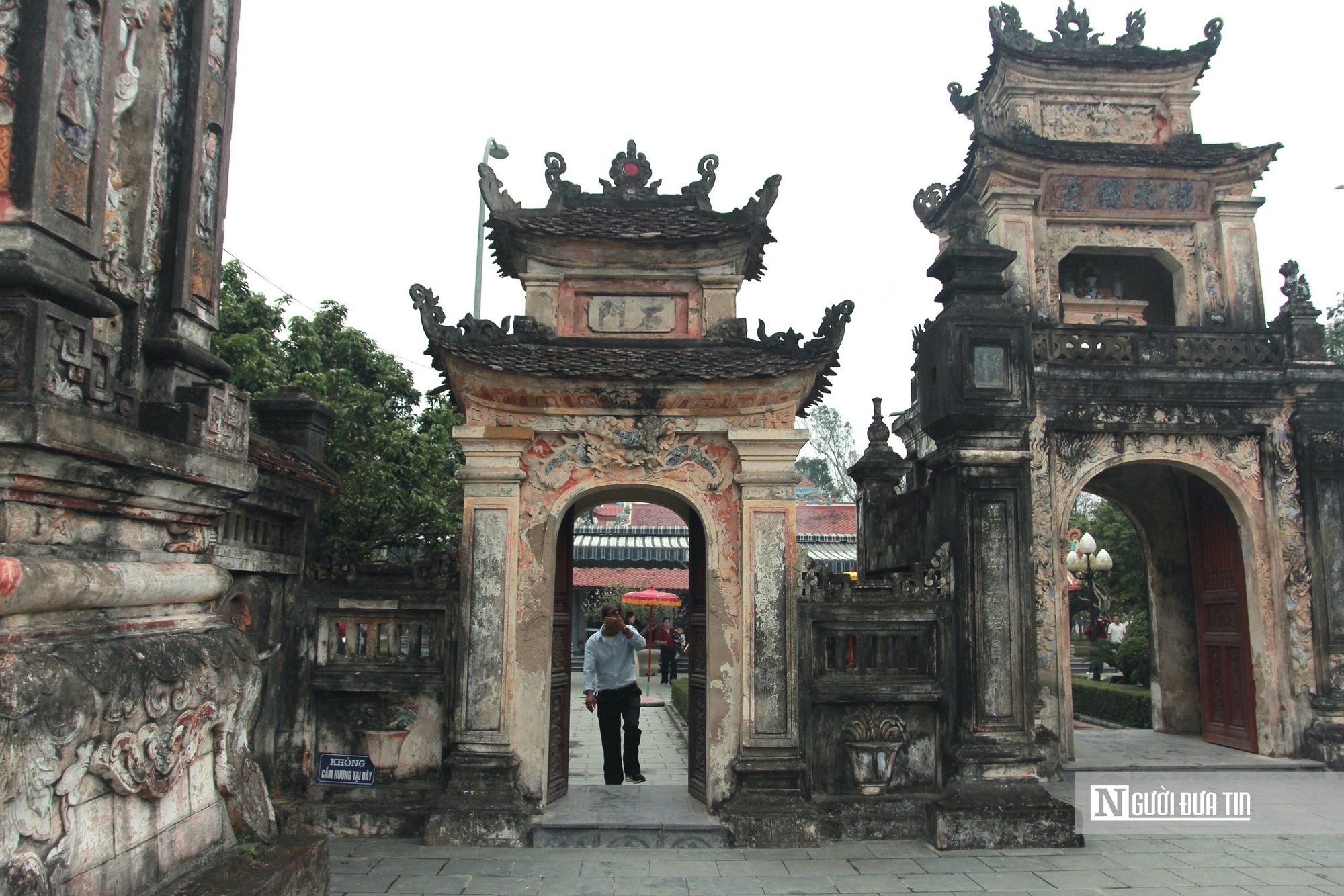 V&atilde;n cảnh ng&ocirc;i đền c&oacute; c&ocirc;ng tr&igrave;nh nghệ thuật kiến tr&uacute;c mỹ lệ gần 600 tuổi xứ Nghệ - Ảnh 3.