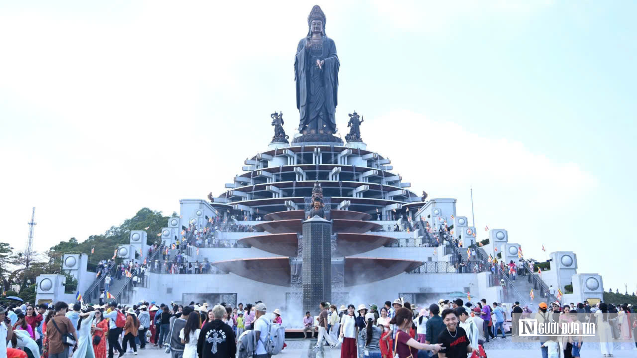 Biển người trẩy hội Núi Bà Đen sáng mùng 5 Tết: Thành tâm dâng lễ, gửi ước vọng đầu xuân- Ảnh 1.