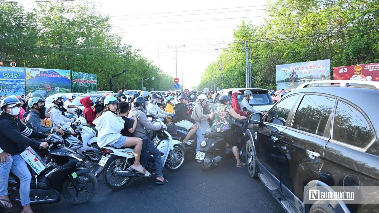 Biển người trẩy hội Núi Bà Đen sáng mùng 5 Tết: Thành tâm dâng lễ, gửi ước vọng đầu xuân- Ảnh 2.