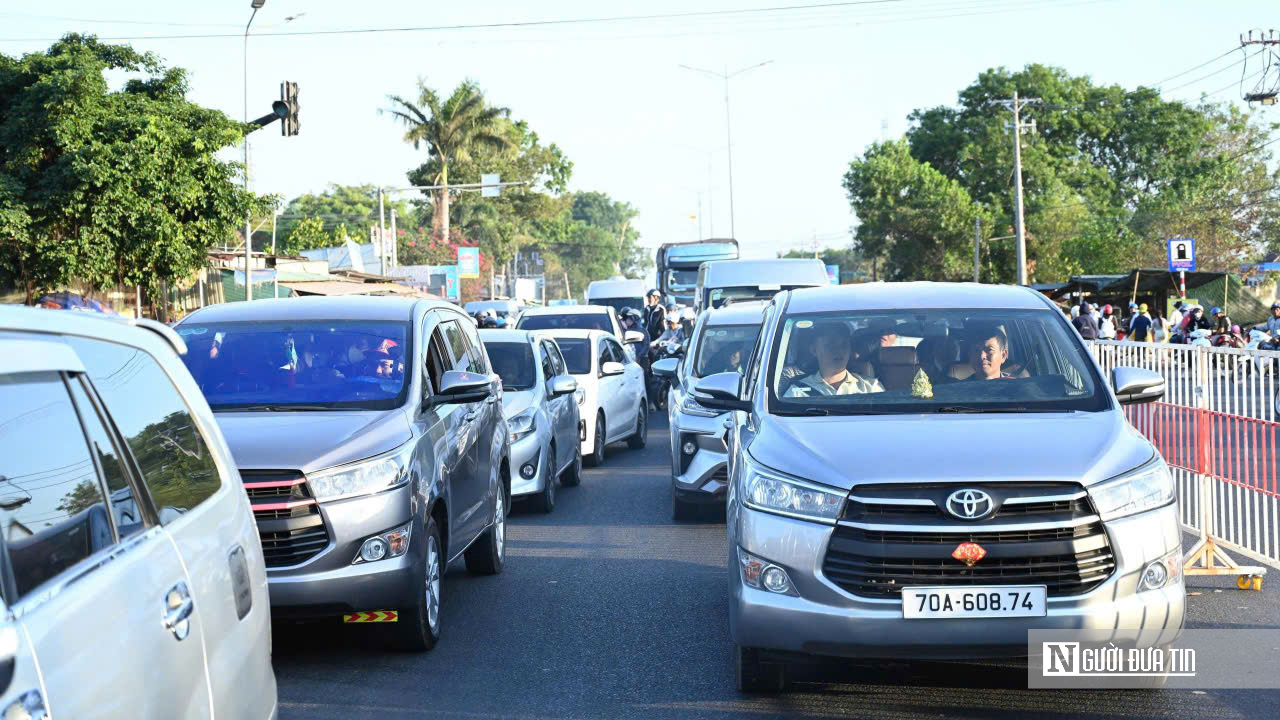 Biển người trẩy hội Núi Bà Đen sáng mùng 5 Tết: Thành tâm dâng lễ, gửi ước vọng đầu xuân- Ảnh 3.