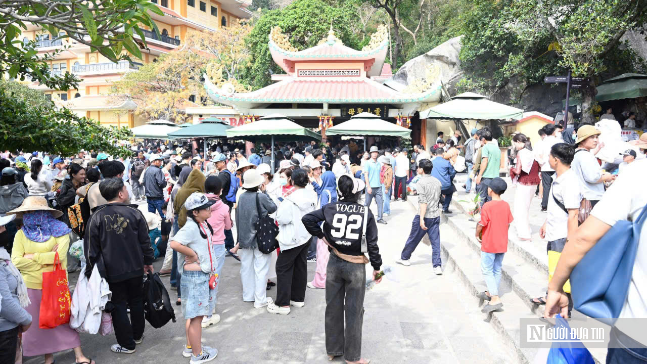 Biển người trẩy hội Núi Bà Đen sáng mùng 5 Tết: Thành tâm dâng lễ, gửi ước vọng đầu xuân- Ảnh 4.