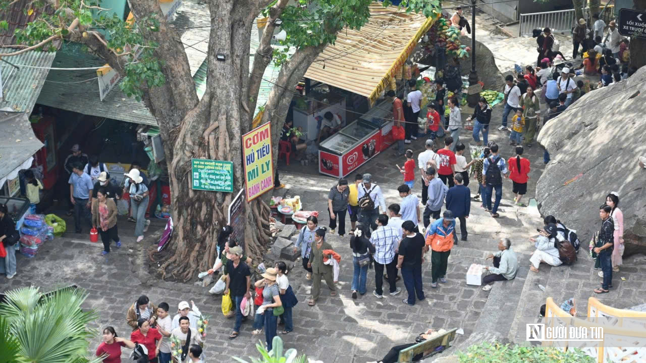 Biển người trẩy hội Núi Bà Đen sáng mùng 5 Tết: Thành tâm dâng lễ, gửi ước vọng đầu xuân- Ảnh 6.