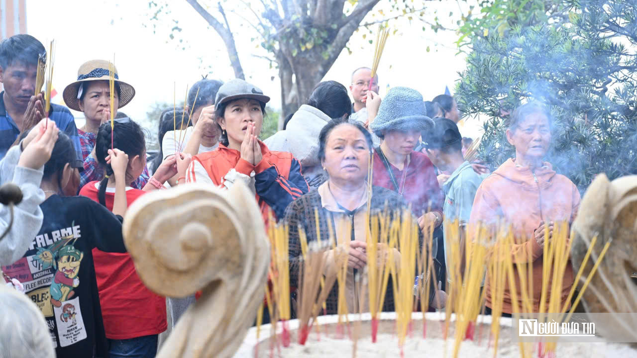 Biển người trẩy hội Núi Bà Đen sáng mùng 5 Tết: Thành tâm dâng lễ, gửi ước vọng đầu xuân- Ảnh 7.