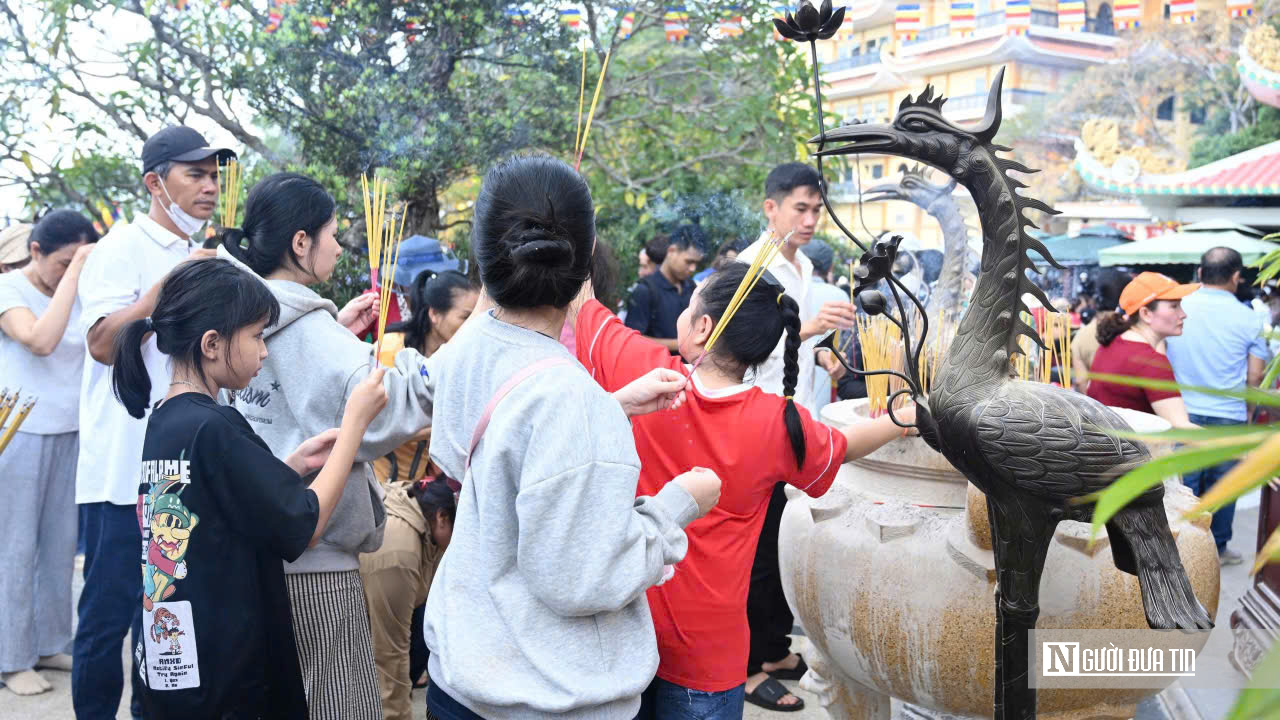 Biển người trẩy hội Núi Bà Đen sáng mùng 5 Tết: Thành tâm dâng lễ, gửi ước vọng đầu xuân- Ảnh 8.