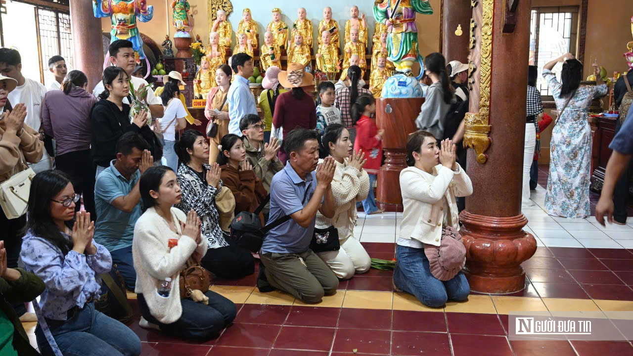 Biển người trẩy hội Núi Bà Đen sáng mùng 5 Tết: Thành tâm dâng lễ, gửi ước vọng đầu xuân- Ảnh 9.