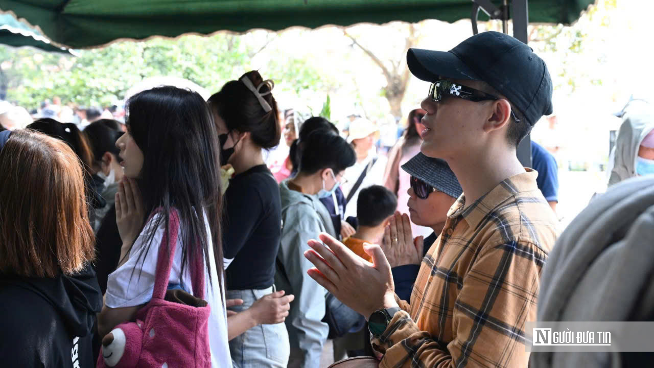 Biển người trẩy hội Núi Bà Đen sáng mùng 5 Tết: Thành tâm dâng lễ, gửi ước vọng đầu xuân- Ảnh 10.