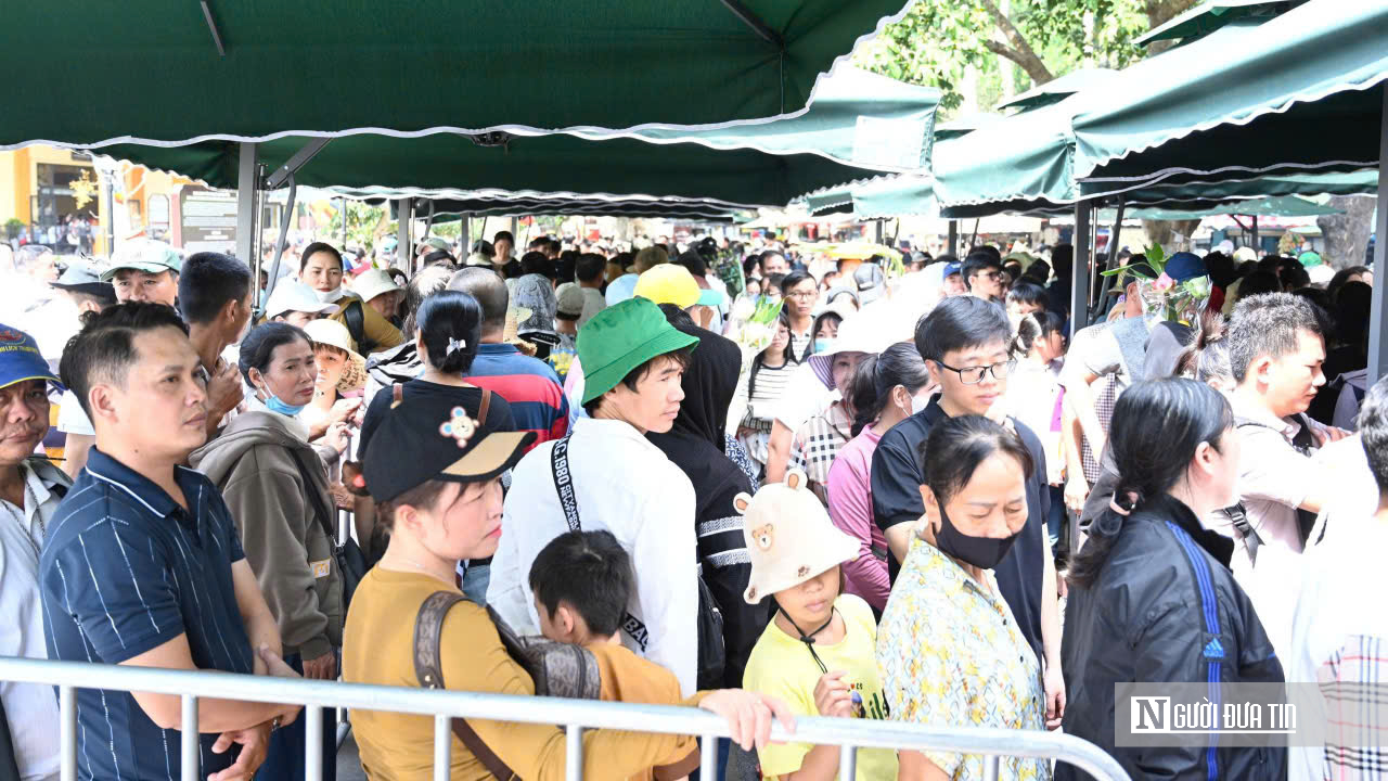 Biển người trẩy hội Núi Bà Đen sáng mùng 5 Tết: Thành tâm dâng lễ, gửi ước vọng đầu xuân- Ảnh 11.