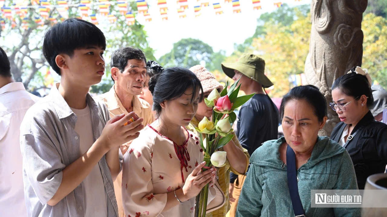 Biển người trẩy hội Núi Bà Đen sáng mùng 5 Tết: Thành tâm dâng lễ, gửi ước vọng đầu xuân- Ảnh 12.