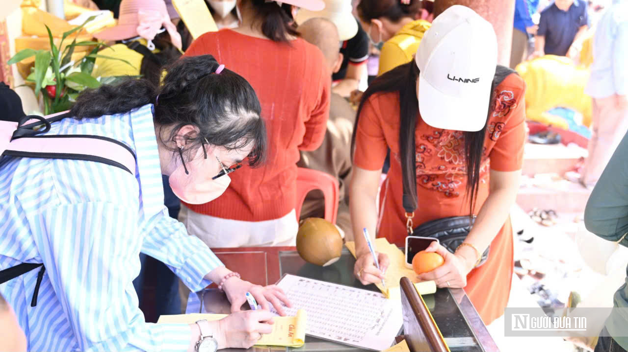 Biển người trẩy hội Núi Bà Đen sáng mùng 5 Tết: Thành tâm dâng lễ, gửi ước vọng đầu xuân- Ảnh 13.