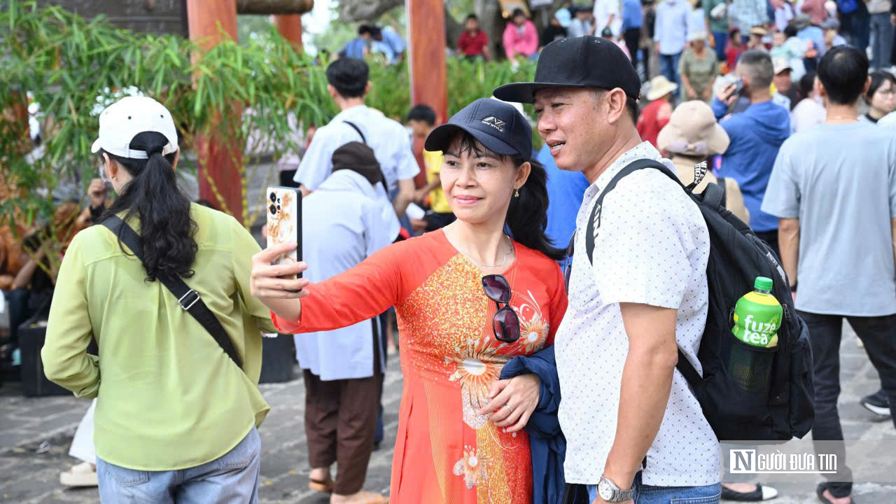 Biển người trẩy hội Núi Bà Đen sáng mùng 5 Tết: Thành tâm dâng lễ, gửi ước vọng đầu xuân- Ảnh 16.