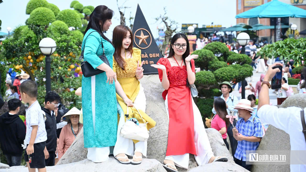 Biển người trẩy hội Núi Bà Đen sáng mùng 5 Tết: Thành tâm dâng lễ, gửi ước vọng đầu xuân- Ảnh 18.