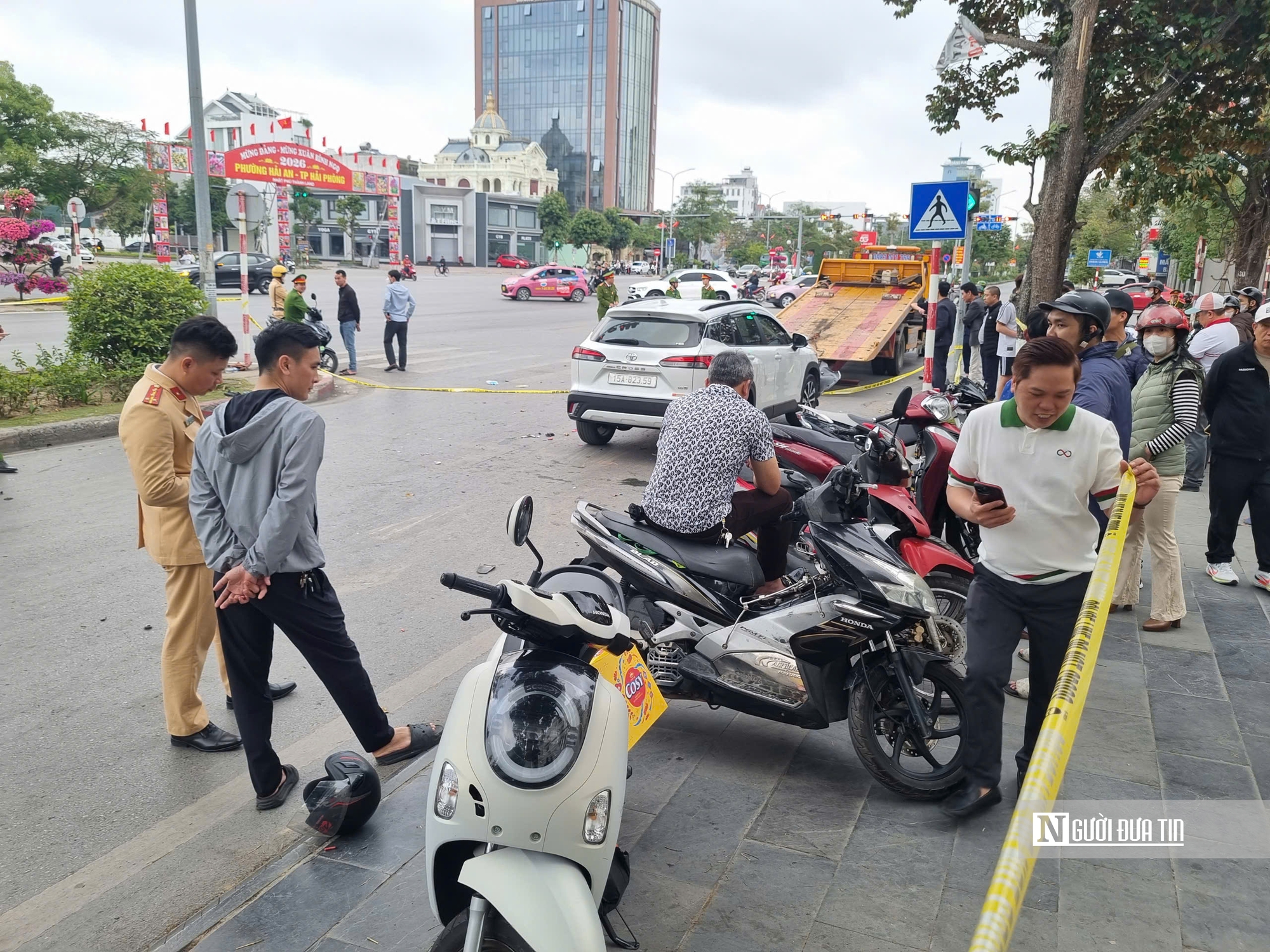 Hải Ph&ograve;ng: &Ocirc; t&ocirc; đ&acirc;m li&ecirc;n ho&agrave;n nhiều xe m&aacute;y chờ đ&egrave;n đỏ  - Ảnh 1.