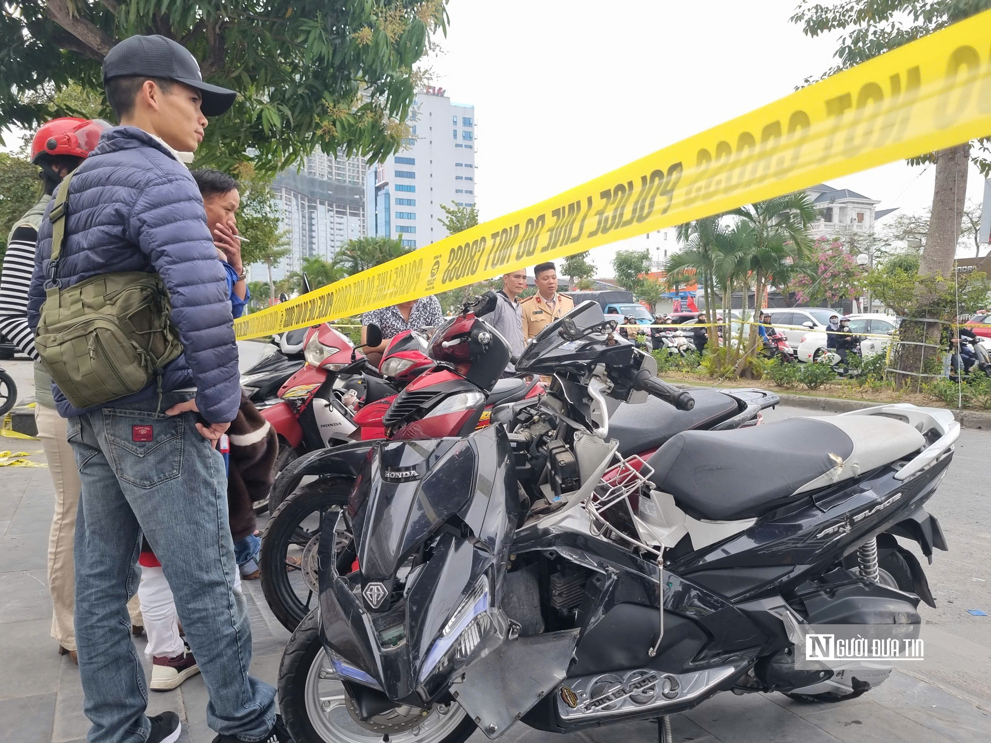 Hải Ph&ograve;ng: &Ocirc; t&ocirc; đ&acirc;m li&ecirc;n ho&agrave;n nhiều xe m&aacute;y chờ đ&egrave;n đỏ  - Ảnh 2.