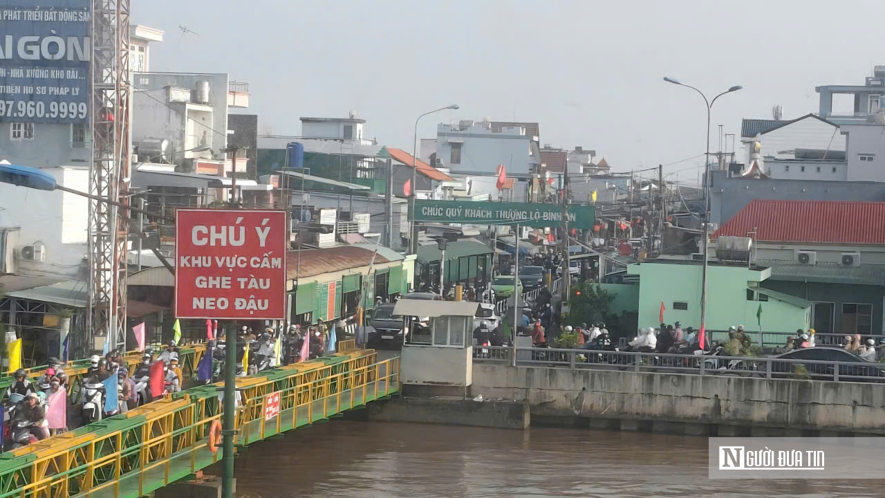 Dòng người cuồn cuộn qua phà Cát Lái chiều mùng 5 Tết, nhịp sống Tp.HCM sôi động trở lại- Ảnh 1. Dòng người cuồn cuộn qua phà Cát Lái chiều mùng 5 Tết, nhịp sống Tp.HCM sôi động trở lại- Ảnh 1.