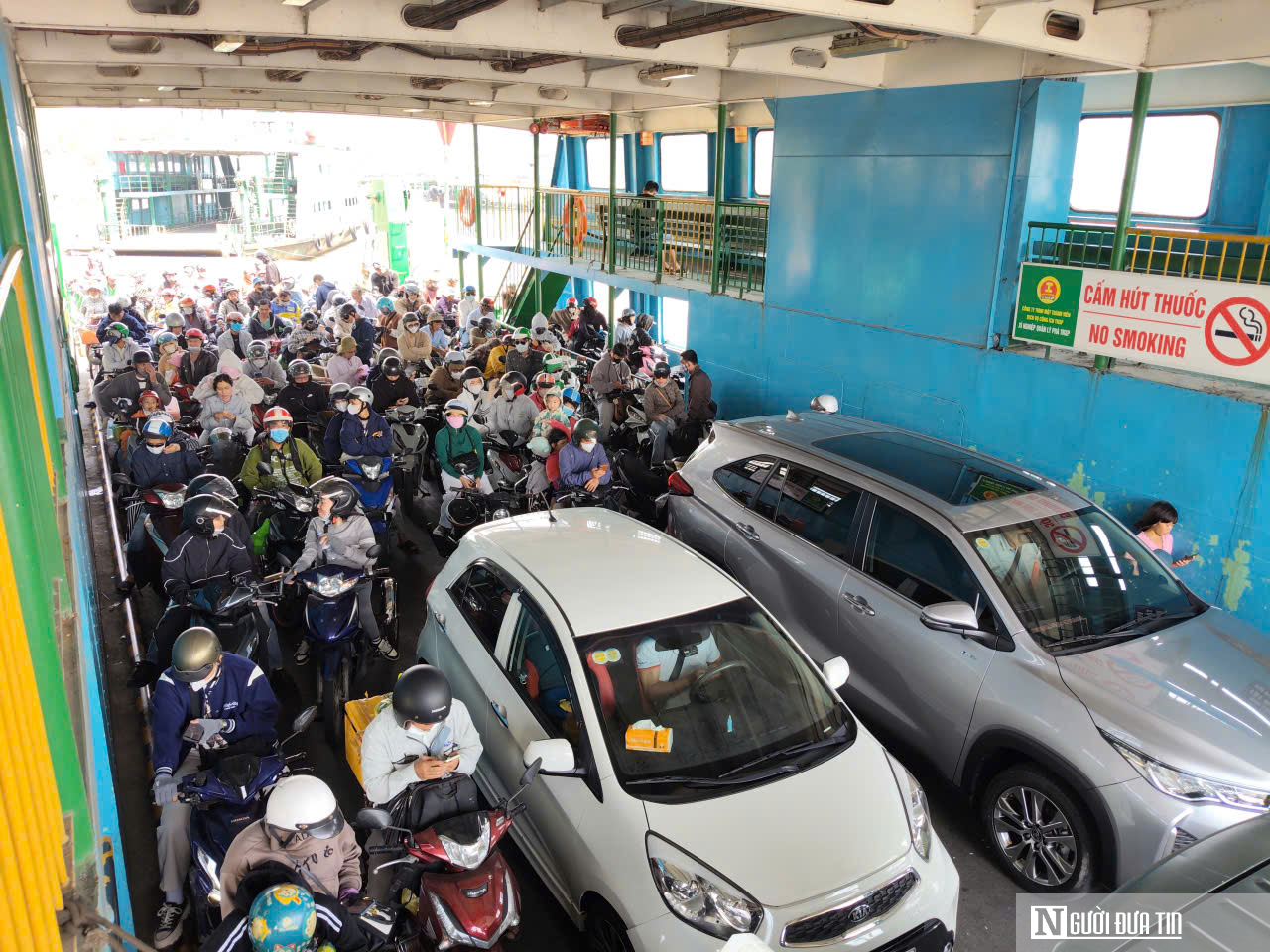 Dòng người cuồn cuộn qua phà Cát Lái chiều mùng 5 Tết, nhịp sống Tp.HCM sôi động trở lại- Ảnh 2. Dòng người cuồn cuộn qua phà Cát Lái chiều mùng 5 Tết, nhịp sống Tp.HCM sôi động trở lại- Ảnh 2.