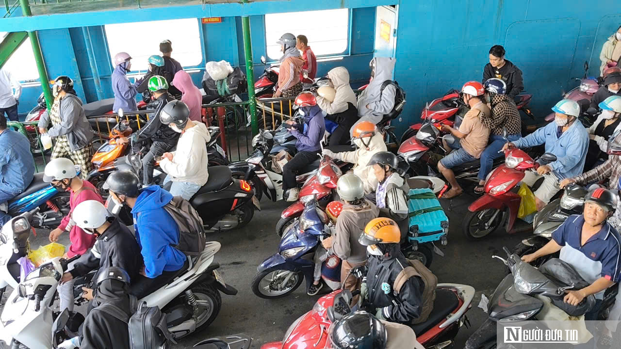 Dòng người cuồn cuộn qua phà Cát Lái chiều mùng 5 Tết, nhịp sống Tp.HCM sôi động trở lại- Ảnh 3. Dòng người cuồn cuộn qua phà Cát Lái chiều mùng 5 Tết, nhịp sống Tp.HCM sôi động trở lại- Ảnh 3.