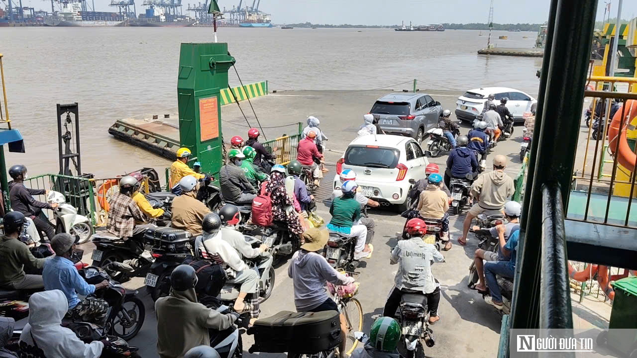 Dòng người cuồn cuộn qua phà Cát Lái chiều mùng 5 Tết, nhịp sống Tp.HCM sôi động trở lại- Ảnh 4. Dòng người cuồn cuộn qua phà Cát Lái chiều mùng 5 Tết, nhịp sống Tp.HCM sôi động trở lại- Ảnh 4.