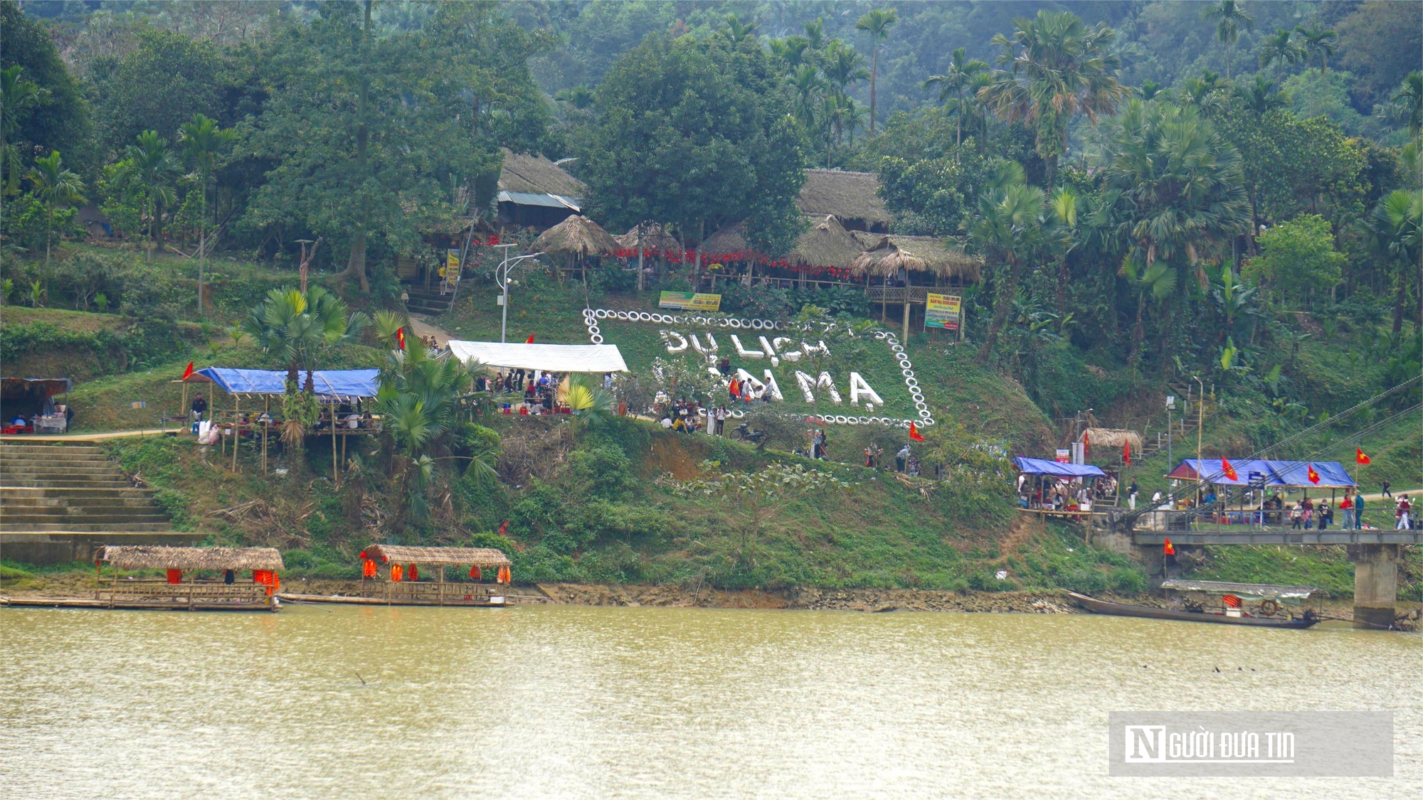 Du lịch bản Mạ h&uacute;t kh&aacute;ch đầu năm mới v&agrave; nguy cơ mất an to&agrave;n khi ch&egrave;o thuyền tự ph&aacute;t tr&ecirc;n s&ocirc;ng - Ảnh 1.