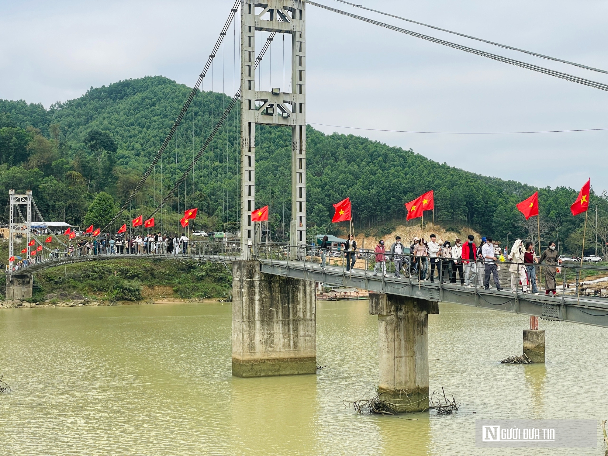 Du lịch bản Mạ h&uacute;t kh&aacute;ch đầu năm mới v&agrave; nguy cơ mất an to&agrave;n khi ch&egrave;o thuyền tự ph&aacute;t tr&ecirc;n s&ocirc;ng - Ảnh 2.