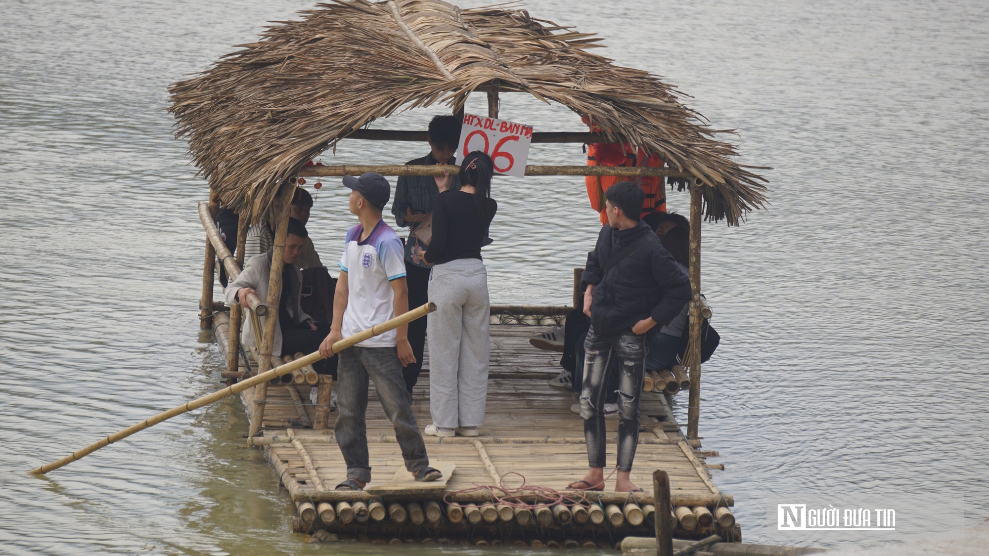 Du lịch bản Mạ h&uacute;t kh&aacute;ch đầu năm mới v&agrave; nguy cơ mất an to&agrave;n khi ch&egrave;o thuyền tự ph&aacute;t tr&ecirc;n s&ocirc;ng - Ảnh 11.