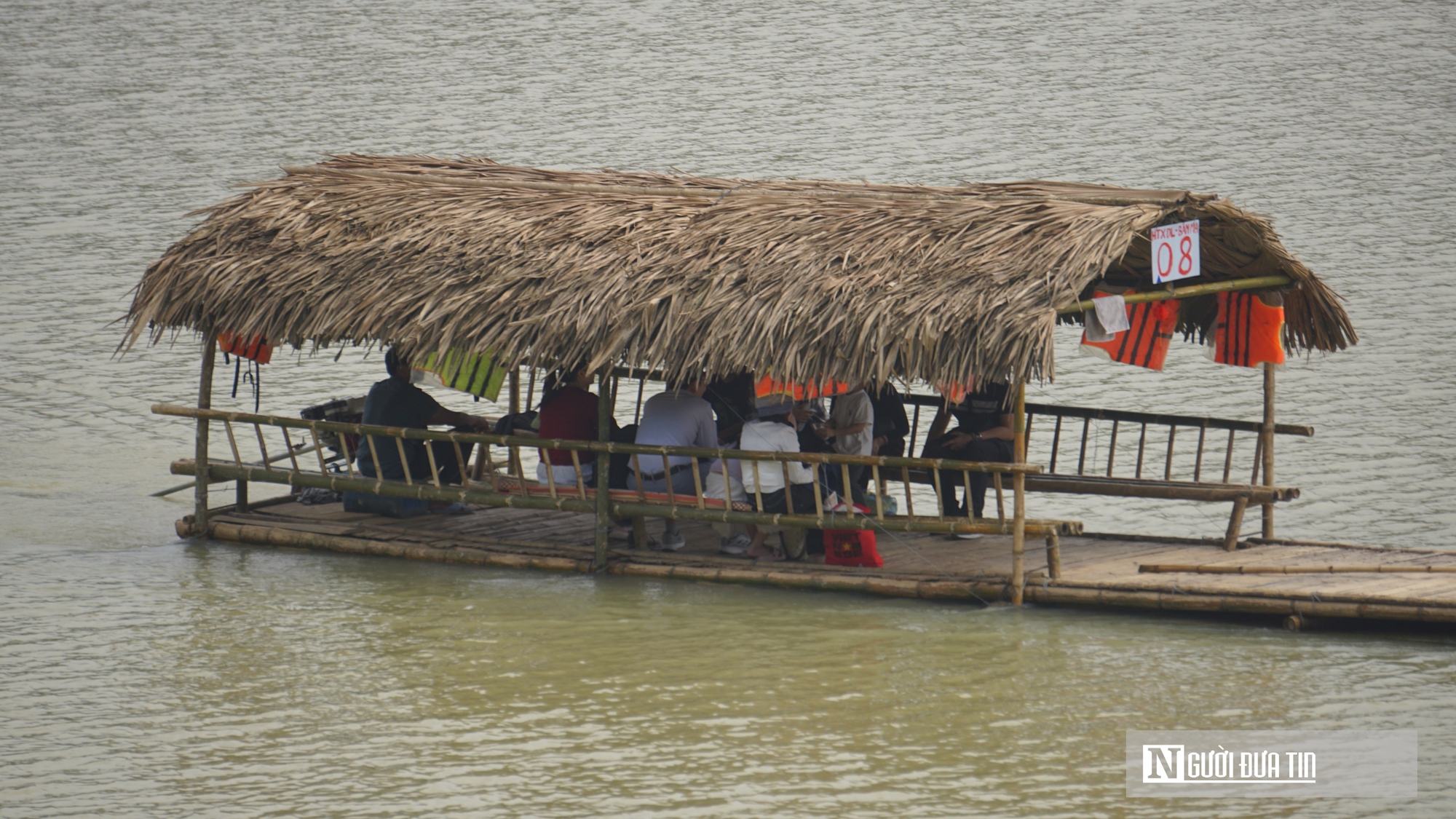 Du lịch bản Mạ h&uacute;t kh&aacute;ch đầu năm mới v&agrave; nguy cơ mất an to&agrave;n khi ch&egrave;o thuyền tự ph&aacute;t tr&ecirc;n s&ocirc;ng - Ảnh 12.