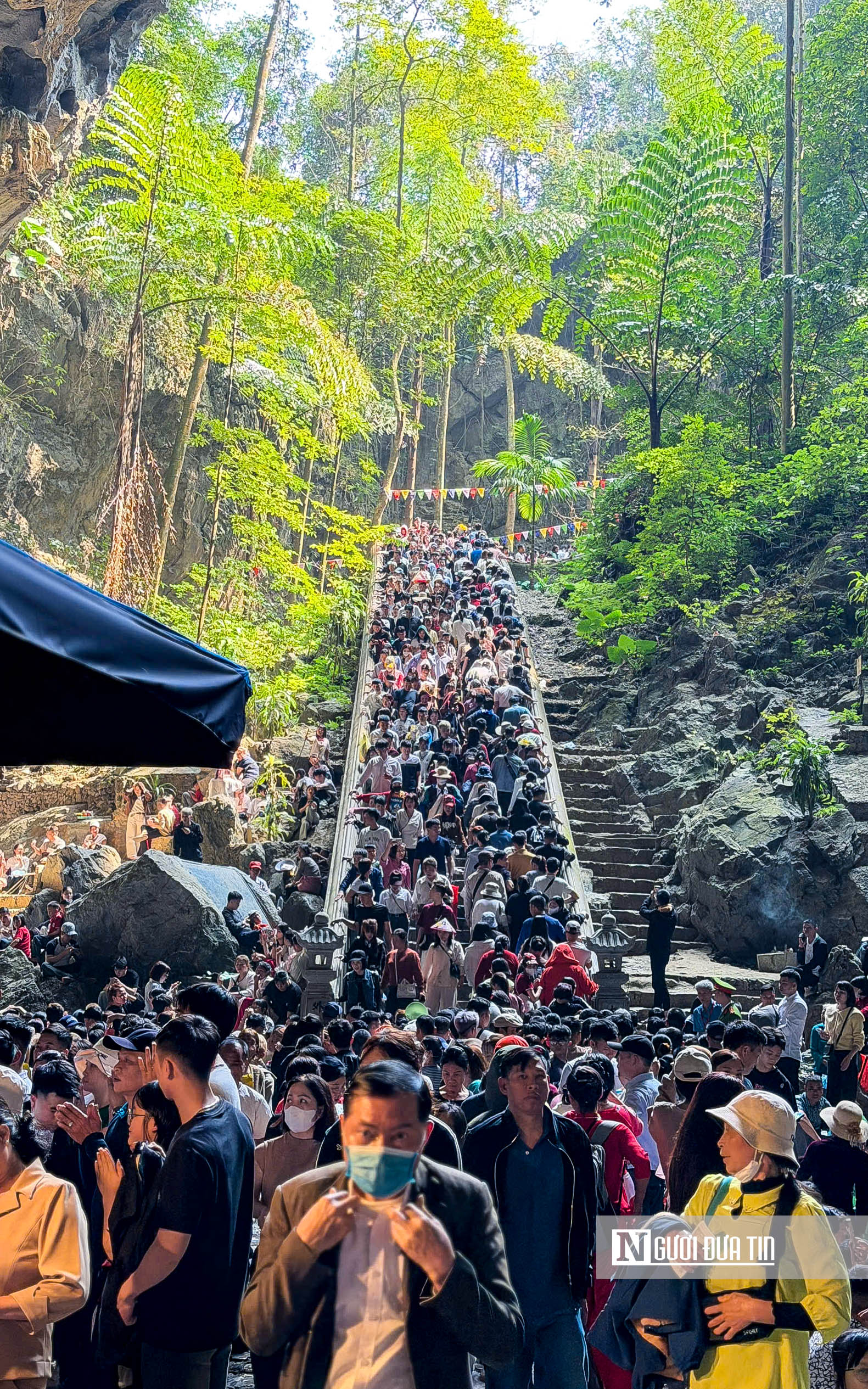 Hàng vạn người đổ về chùa Hương trước ngày khai hội- Ảnh 10. Hàng vạn người đổ về chùa Hương trước ngày khai hội- Ảnh 10.