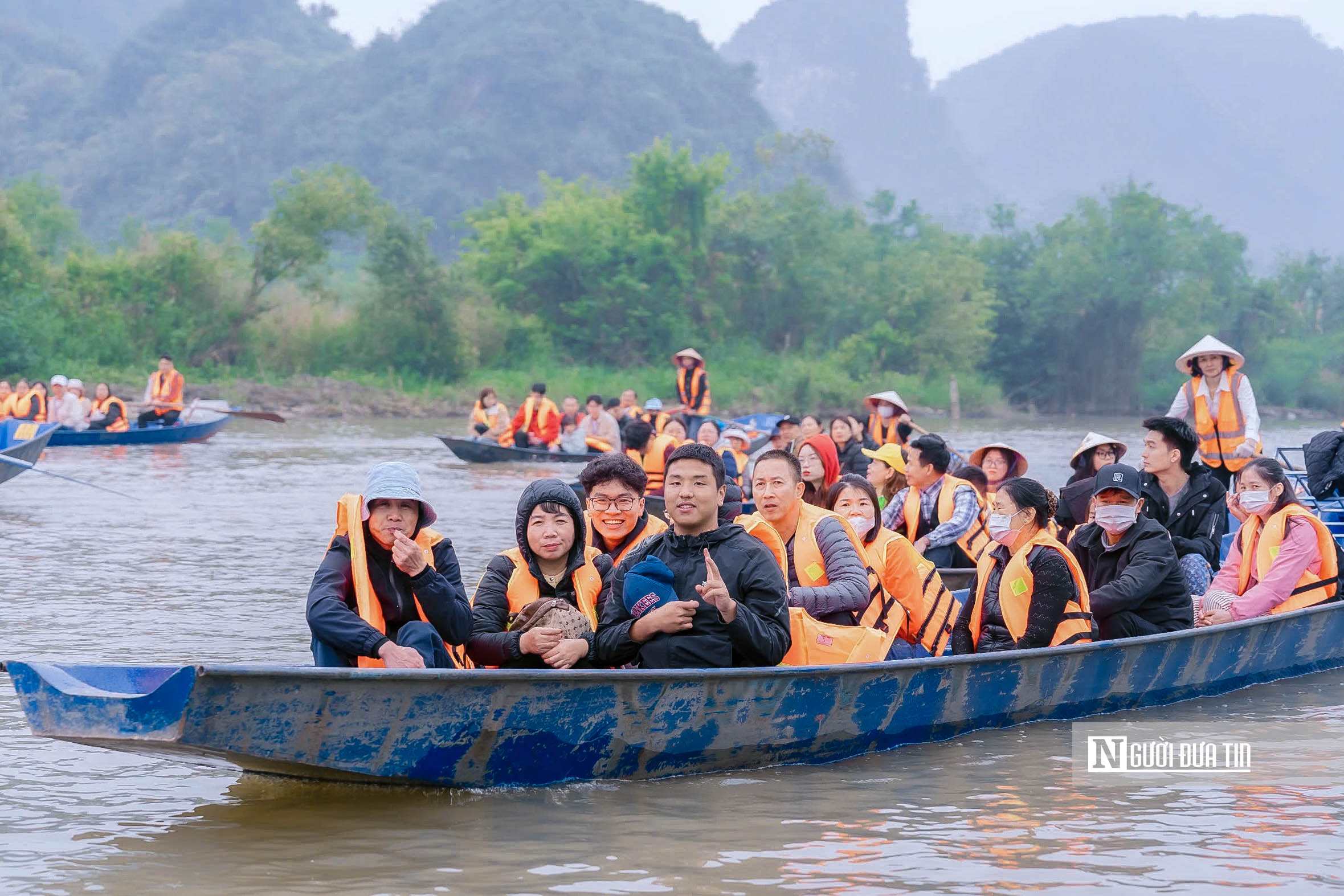 Hàng vạn người đổ về chùa Hương trước ngày khai hội- Ảnh 2. Hàng vạn người đổ về chùa Hương trước ngày khai hội- Ảnh 2.