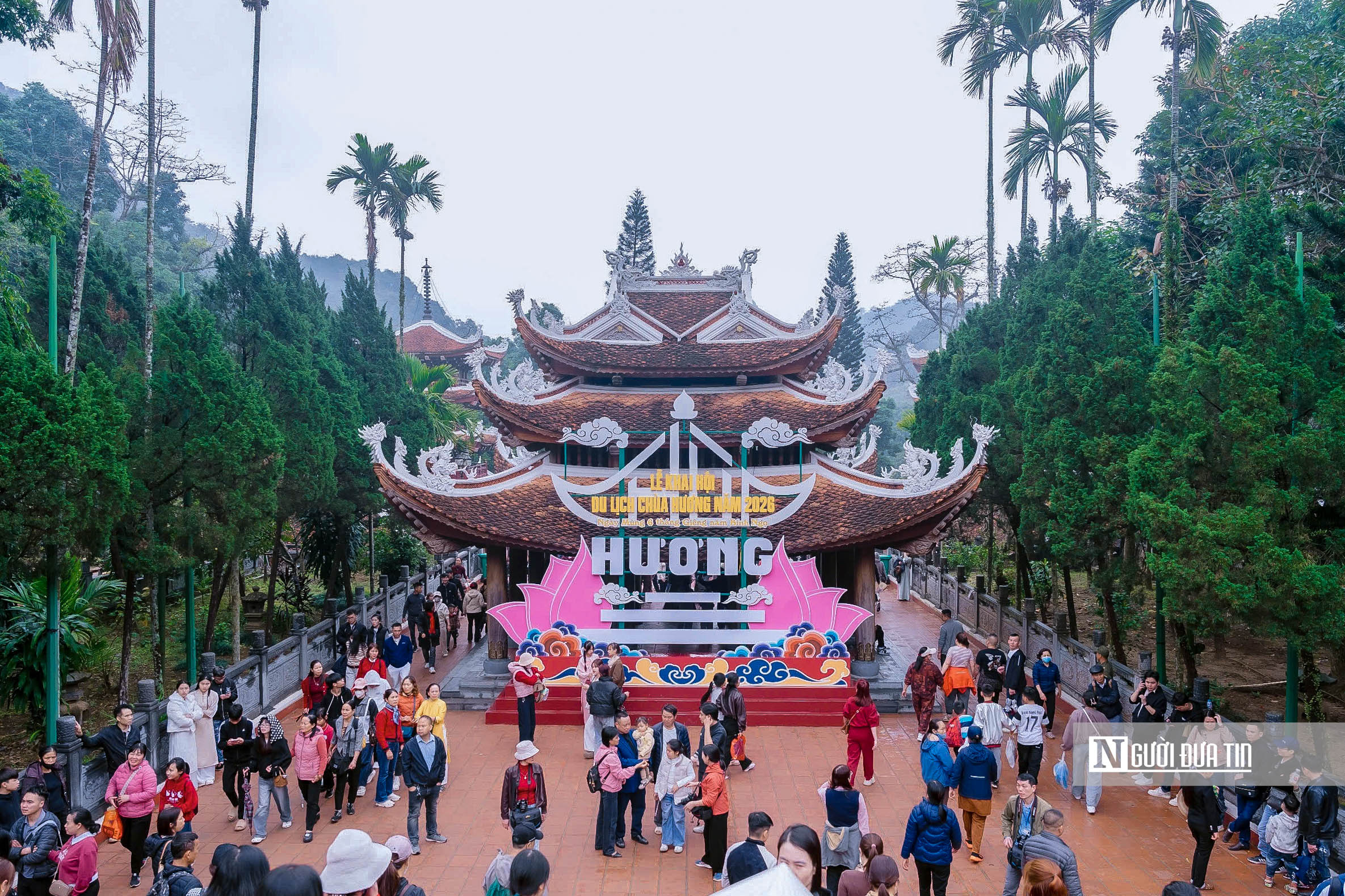 Hàng vạn người đổ về chùa Hương trước ngày khai hội- Ảnh 6. Hàng vạn người đổ về chùa Hương trước ngày khai hội- Ảnh 6.