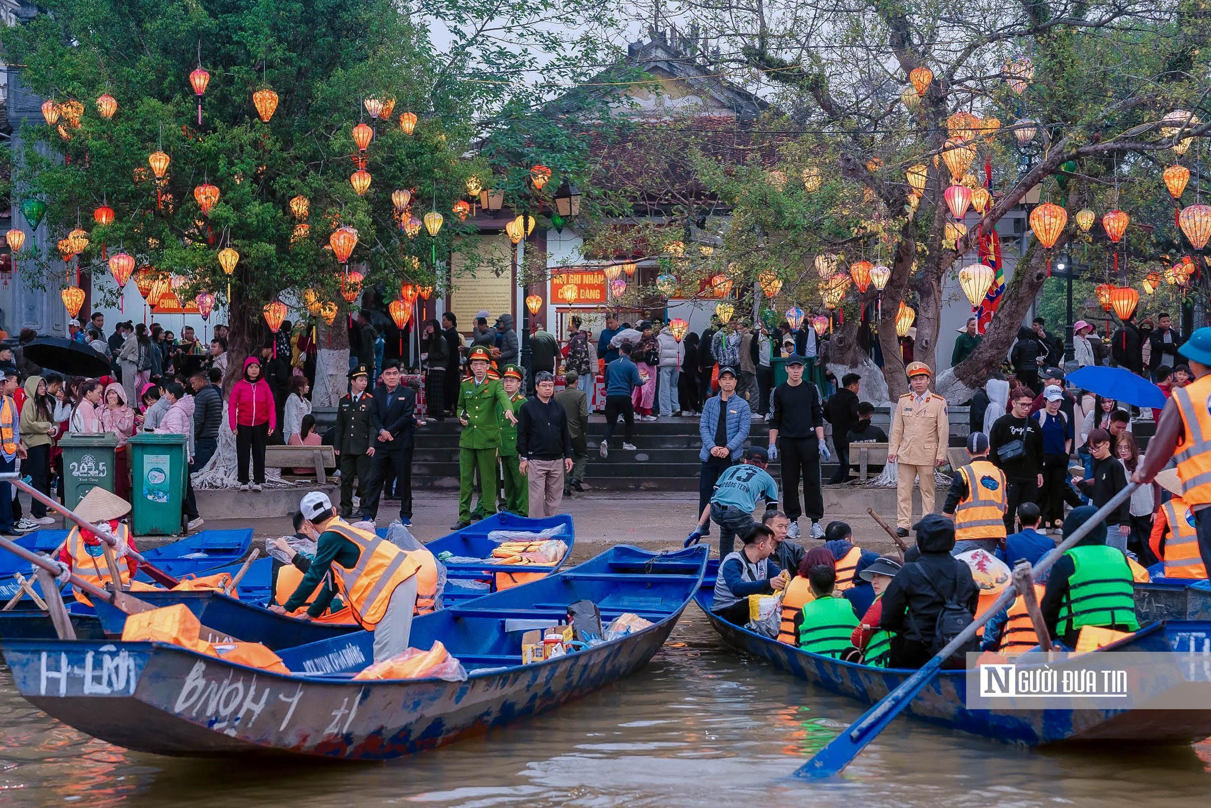 Hàng vạn người đổ về chùa Hương trước ngày khai hội- Ảnh 5. Hàng vạn người đổ về chùa Hương trước ngày khai hội- Ảnh 5.