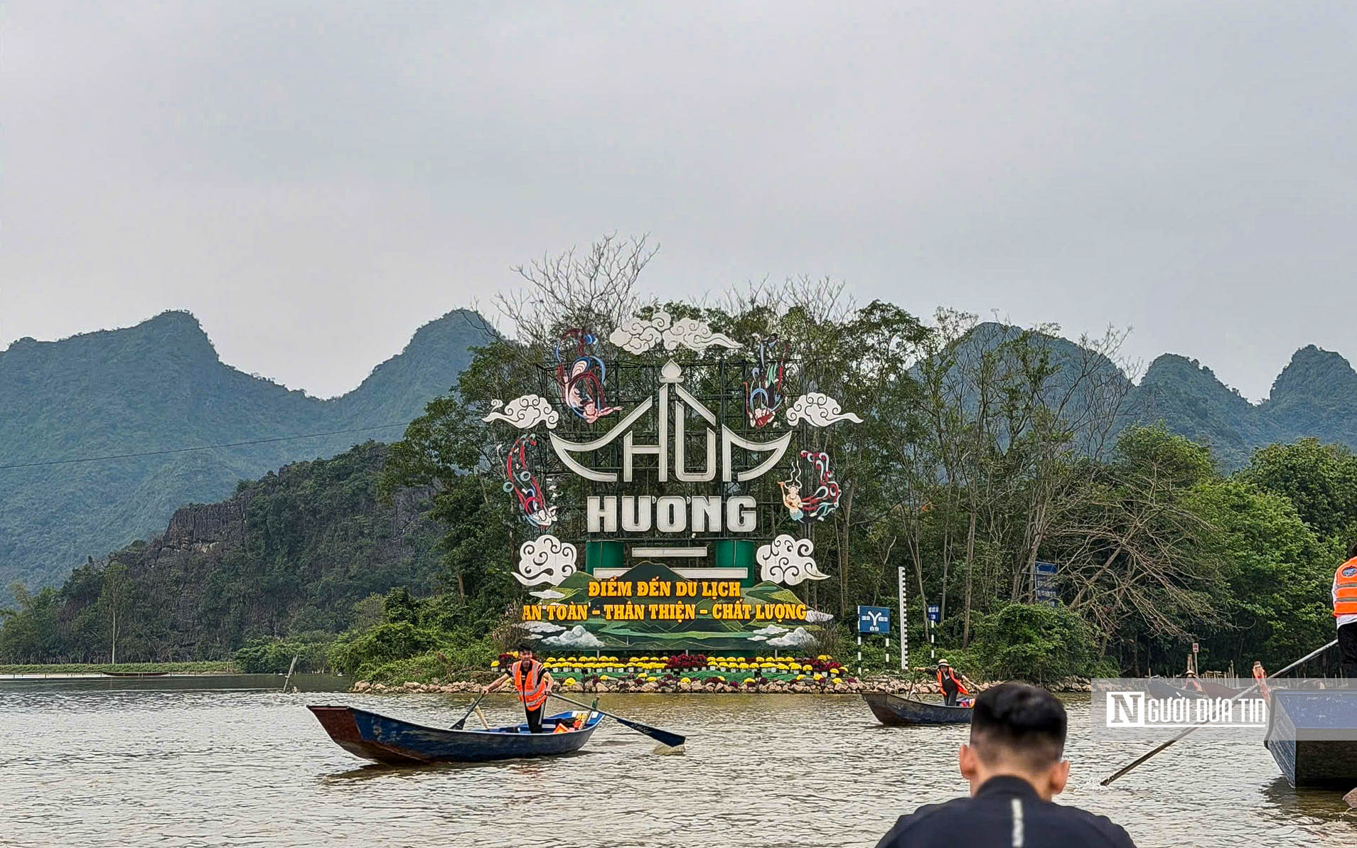 Hàng vạn người đổ về chùa Hương trước ngày khai hội- Ảnh 1. Hàng vạn người đổ về chùa Hương trước ngày khai hội- Ảnh 1.