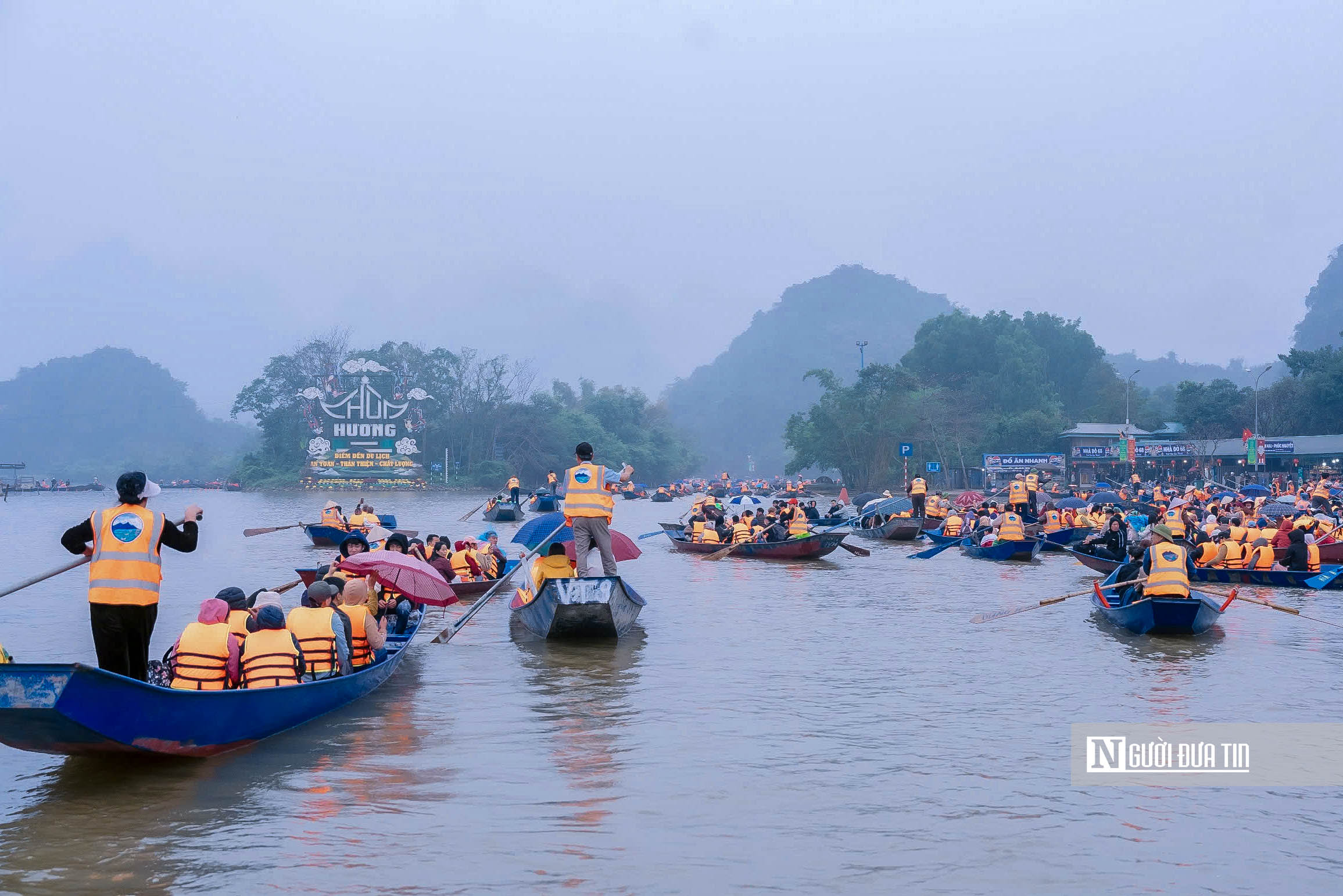 Hàng vạn người đổ về chùa Hương trước ngày khai hội- Ảnh 3. Hàng vạn người đổ về chùa Hương trước ngày khai hội- Ảnh 3.