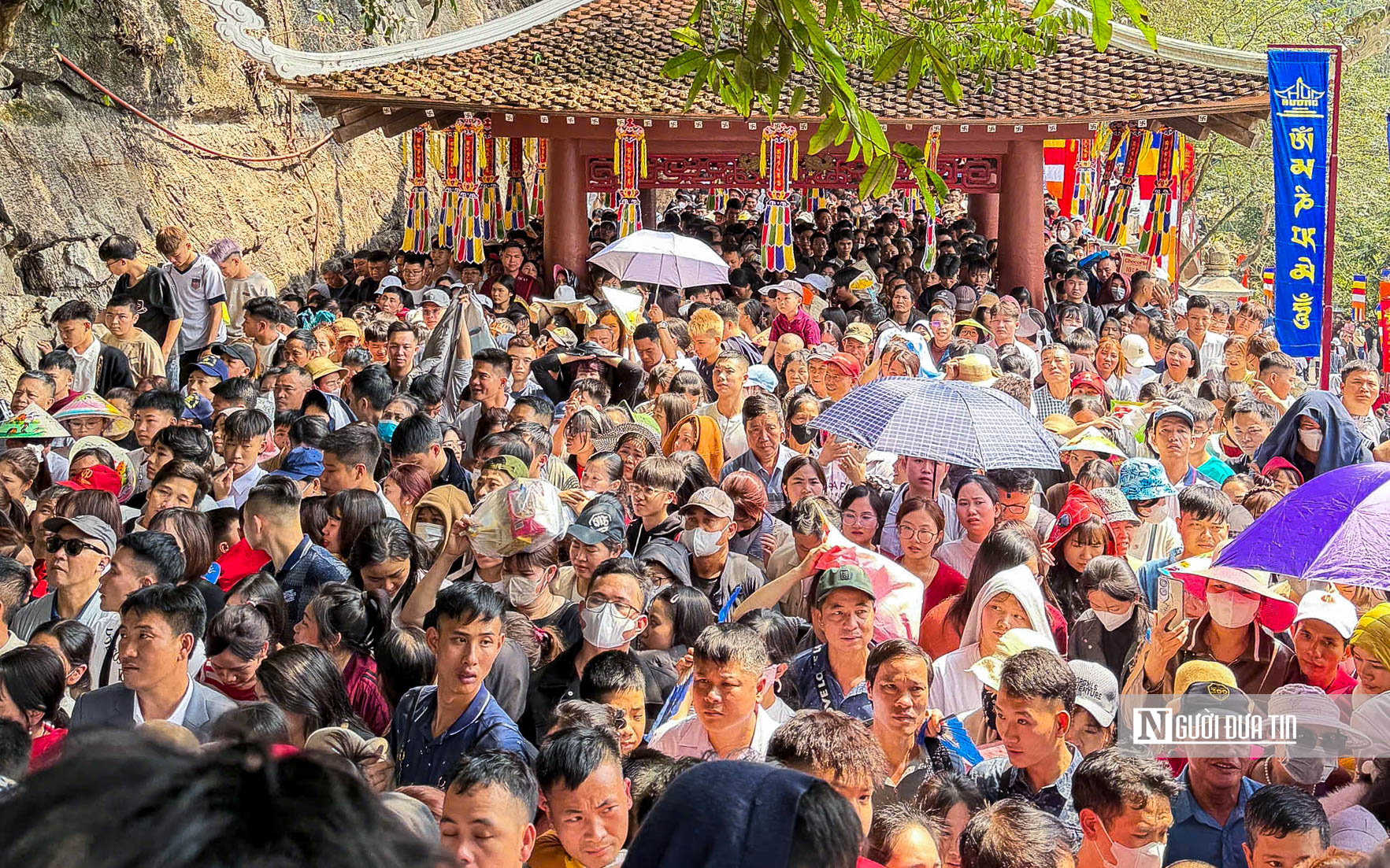 Hàng vạn người đổ về chùa Hương trước ngày khai hội- Ảnh 7. Hàng vạn người đổ về chùa Hương trước ngày khai hội- Ảnh 7.