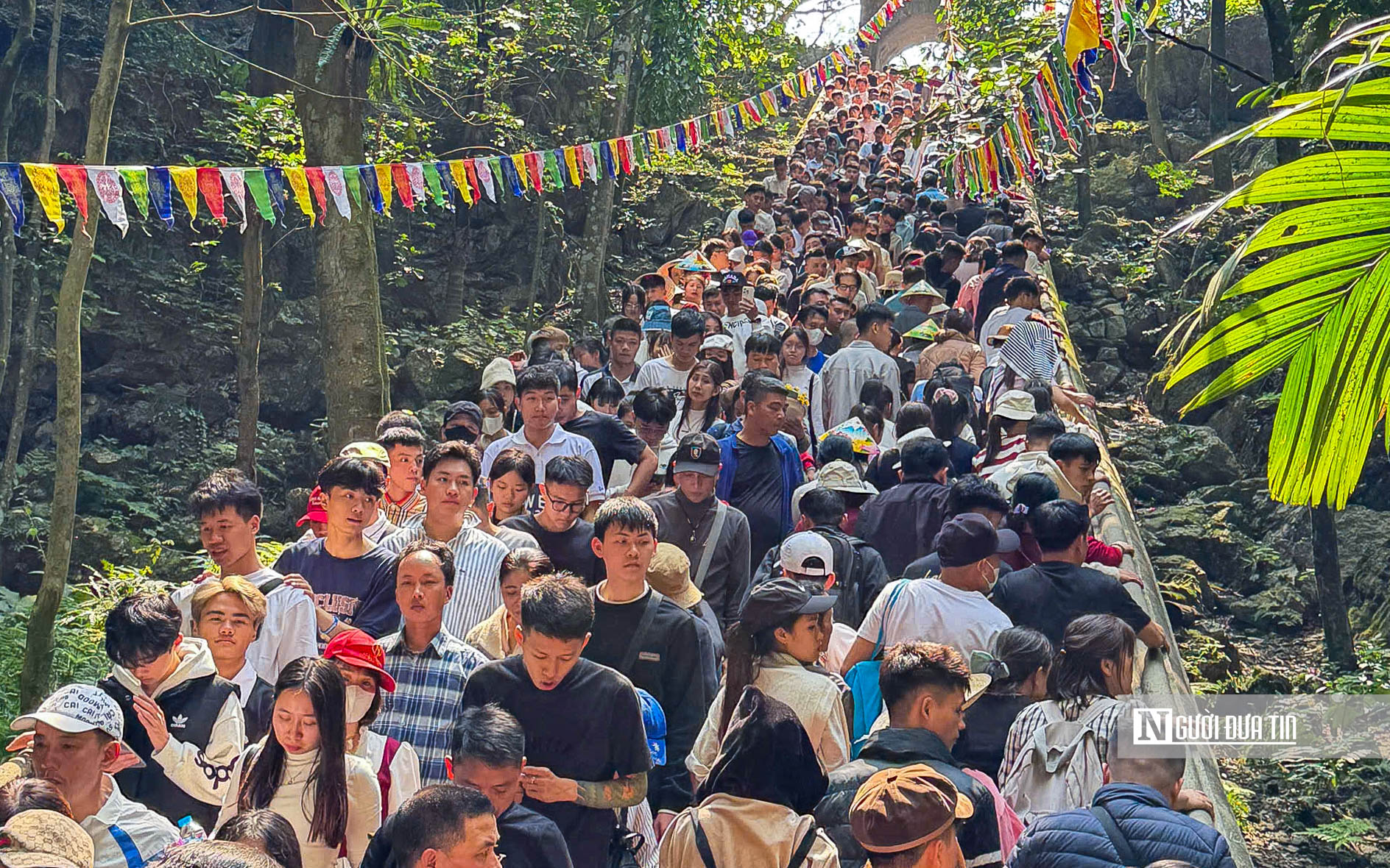 Hàng vạn người đổ về chùa Hương trước ngày khai hội- Ảnh 9. Hàng vạn người đổ về chùa Hương trước ngày khai hội- Ảnh 9.