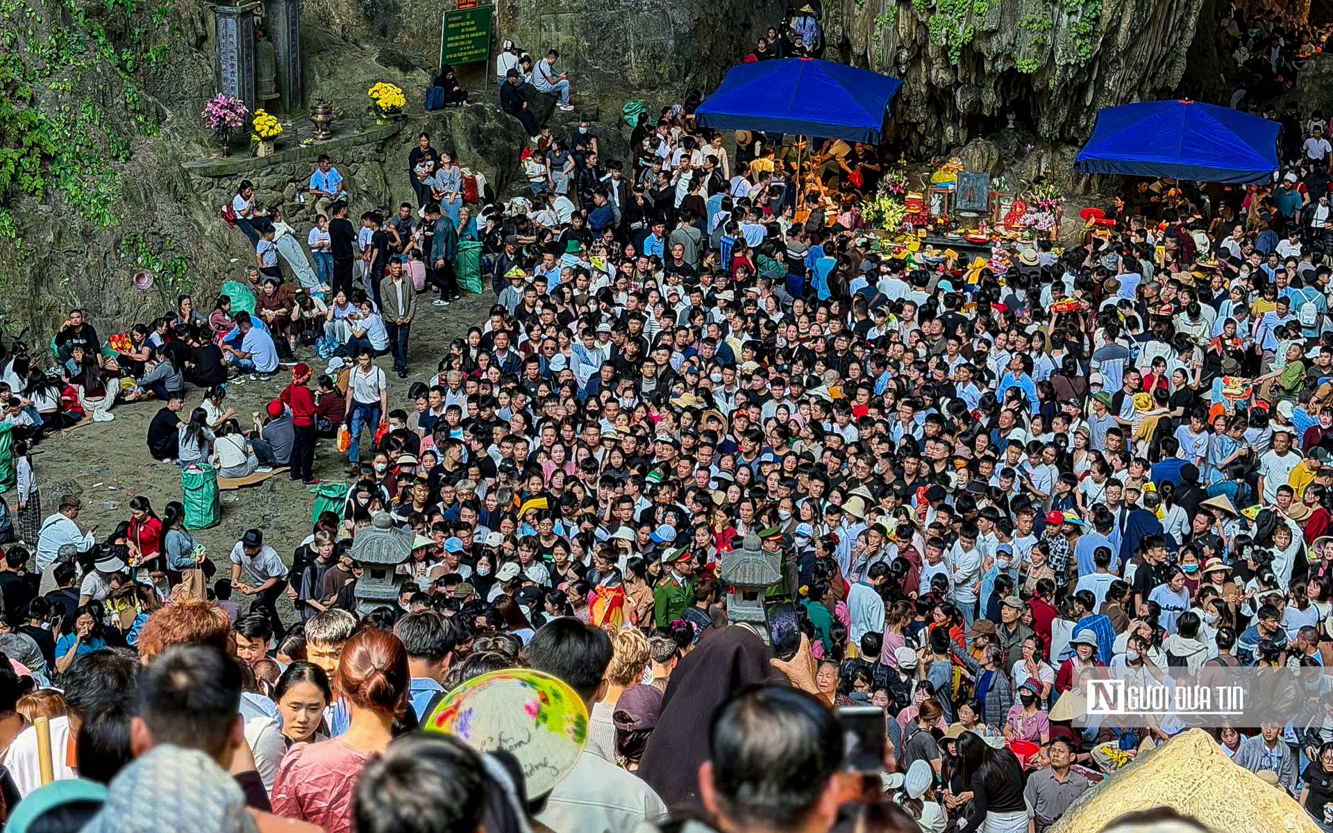Hàng vạn người đổ về chùa Hương trước ngày khai hội- Ảnh 11. Hàng vạn người đổ về chùa Hương trước ngày khai hội- Ảnh 11.