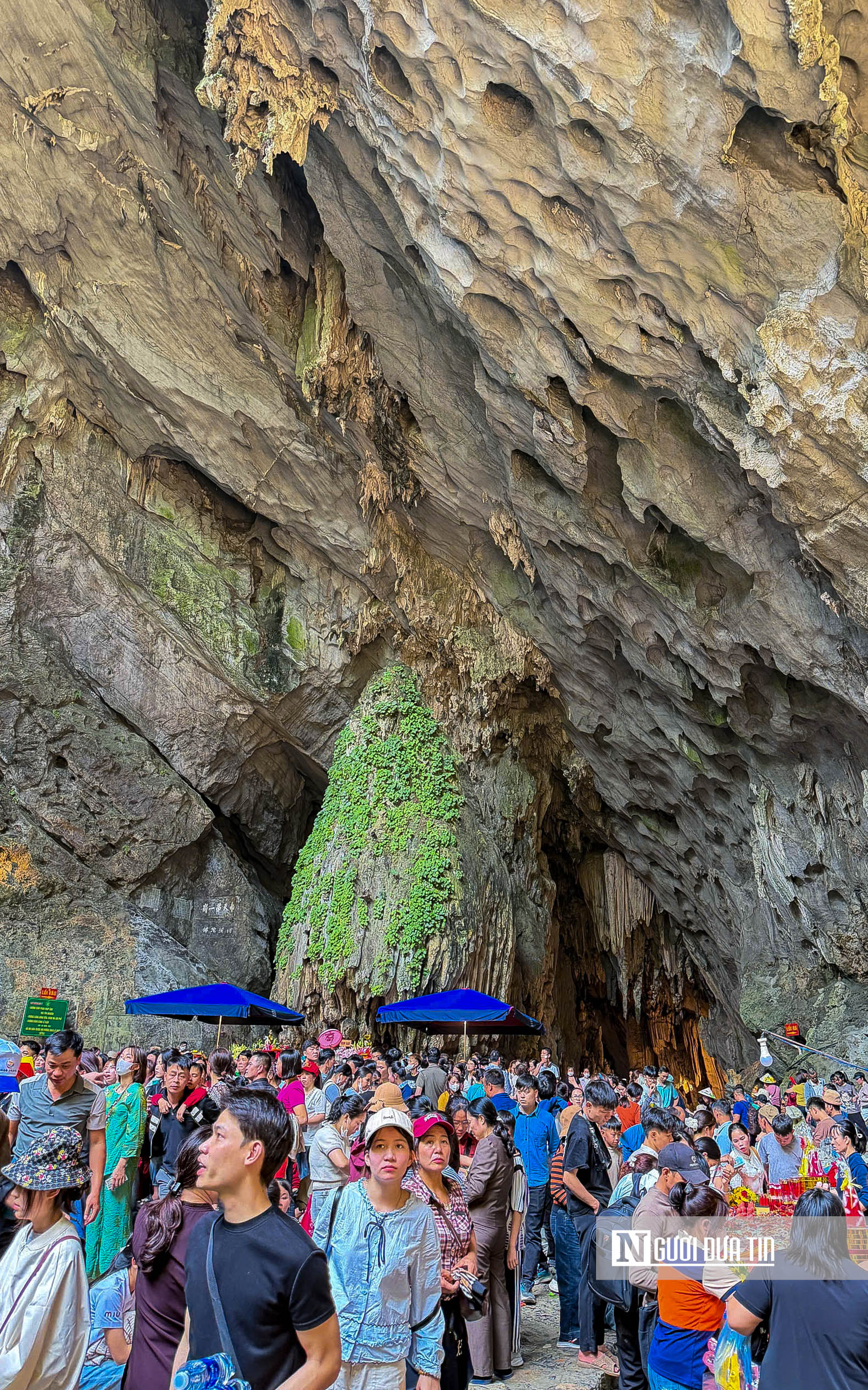 Hàng vạn người đổ về chùa Hương trước ngày khai hội- Ảnh 12. Hàng vạn người đổ về chùa Hương trước ngày khai hội- Ảnh 12.