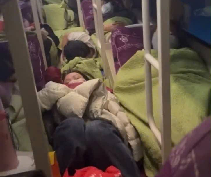 Đà Nẵng: Cao điểm Tết, phát hiện xe khách nhồi nhét hành khách giữa đêm- Ảnh 1.