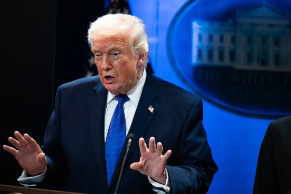 Mỹ &aacute;p thuế 10% với phần lớn h&agrave;ng nhập khẩu, căng thẳng thương mại c&oacute; thể gia tăng - Ảnh 1.