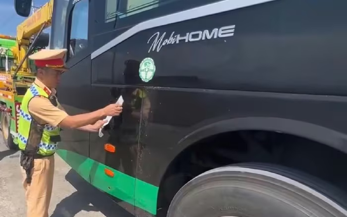 Xe khách 36 chỗ vi phạm nghiêm trọng trên cao tốc Phan Thiết – Vĩnh Hảo bị phạt 104,5 triệu đồng