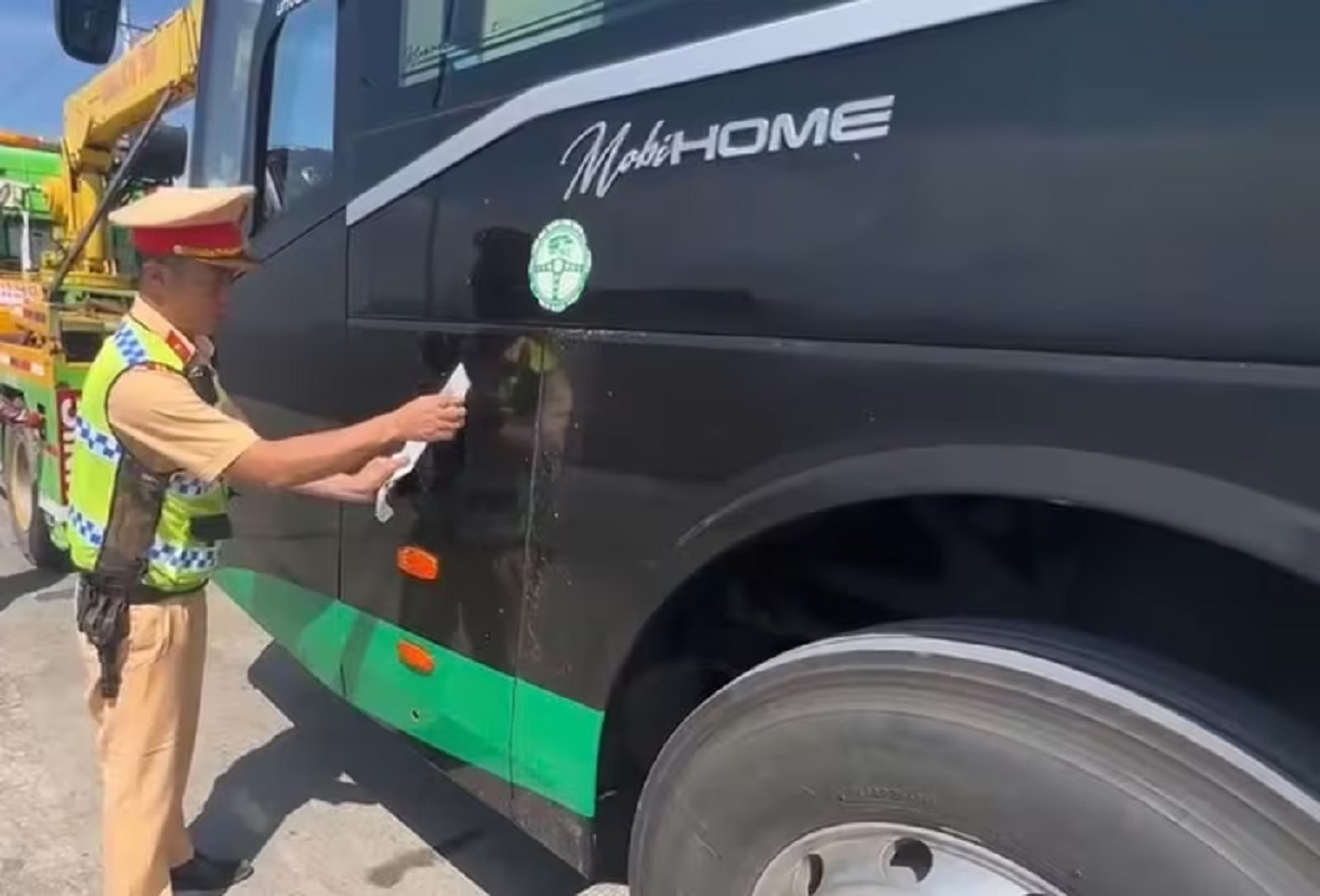 Xe khách "3 không" chạy trên cao tốc Phan Thiết – Vĩnh Hảo bị phạt gần 105 triệu đồng- Ảnh 1.