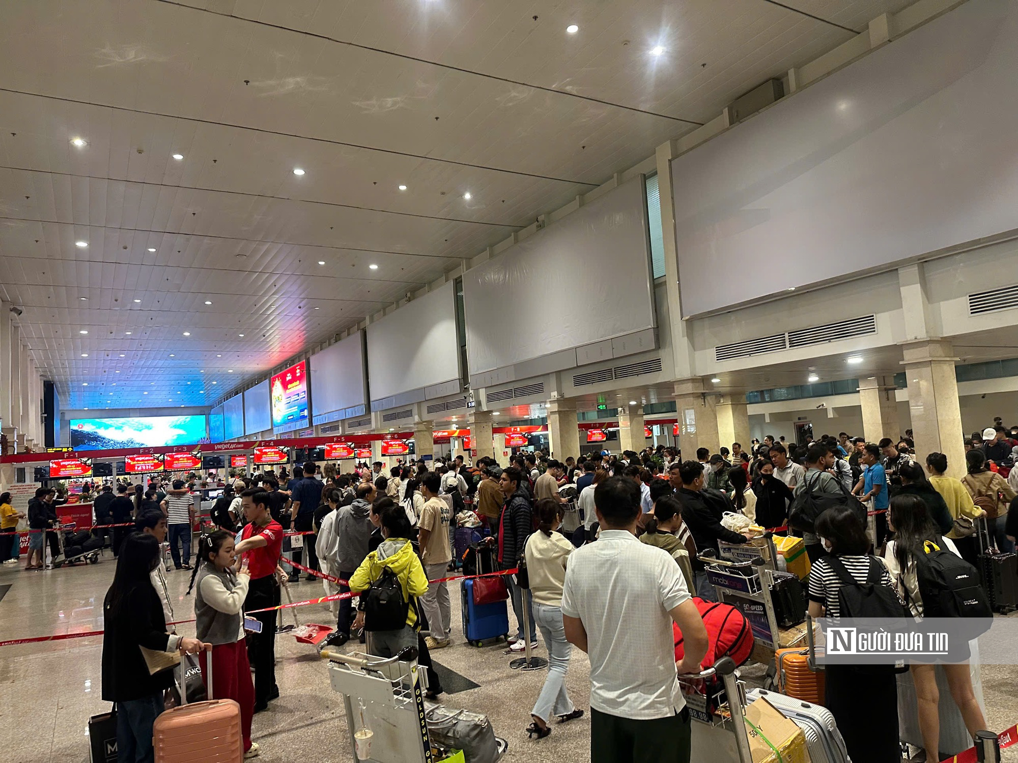 Lượng kh&aacute;ch kỷ lục đổ về T&acirc;n Sơn Nhất, lưu &yacute; cho h&agrave;nh kh&aacute;ch đi lại- Ảnh 1.