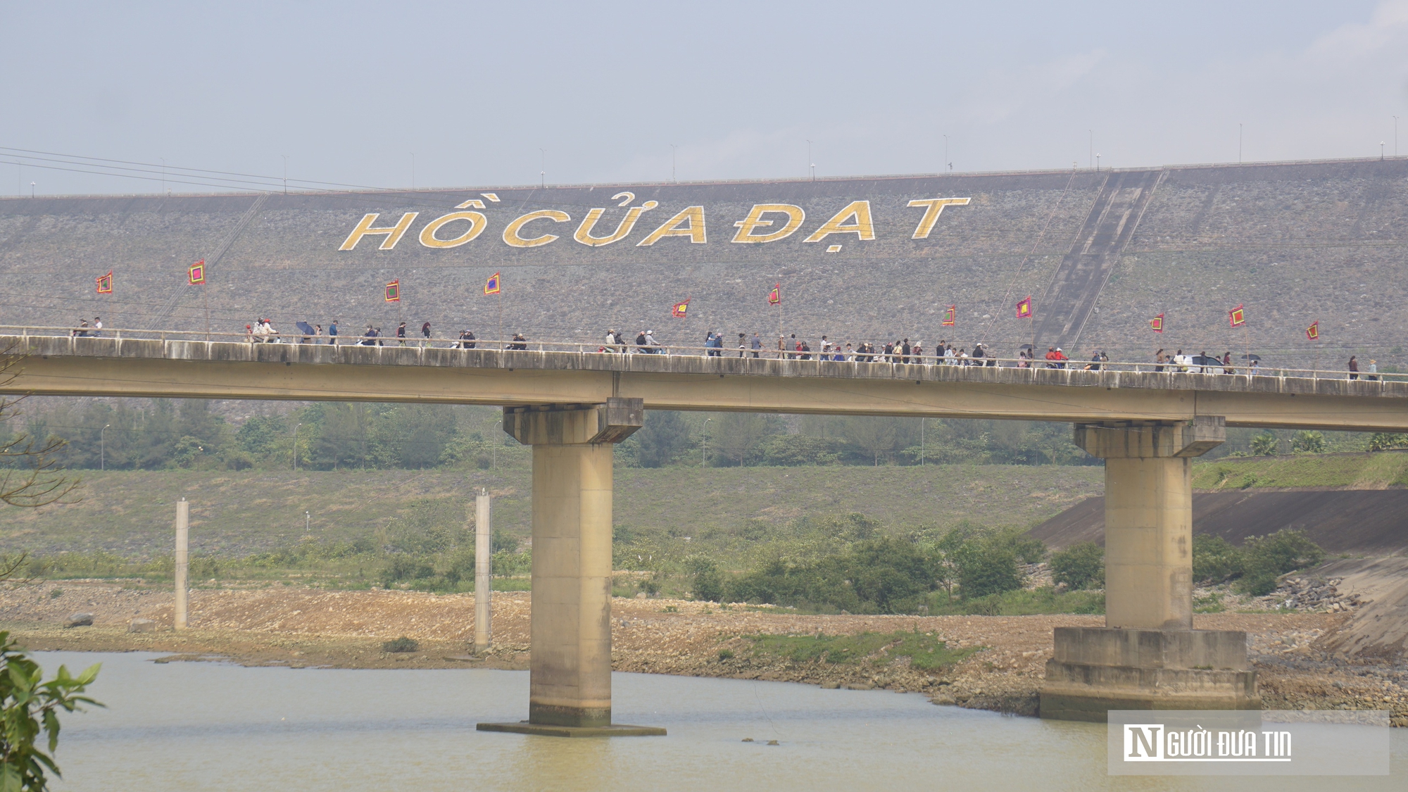 H&agrave;ng vạn du kh&aacute;ch trẩy hội ken đặc lối v&agrave;o Đền Cửa Đặt   - Ảnh 3.