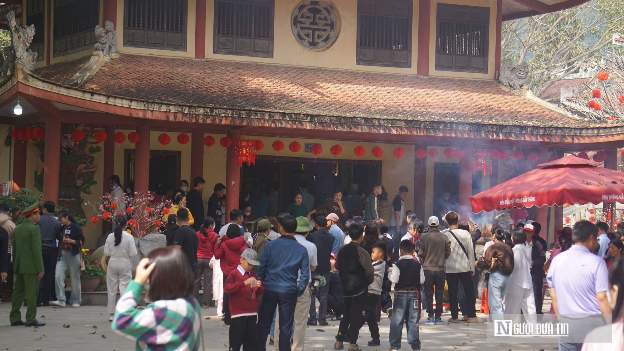 H&agrave;ng vạn du kh&aacute;ch trẩy hội ken đặc lối v&agrave;o Đền Cửa Đặt   - Ảnh 4.