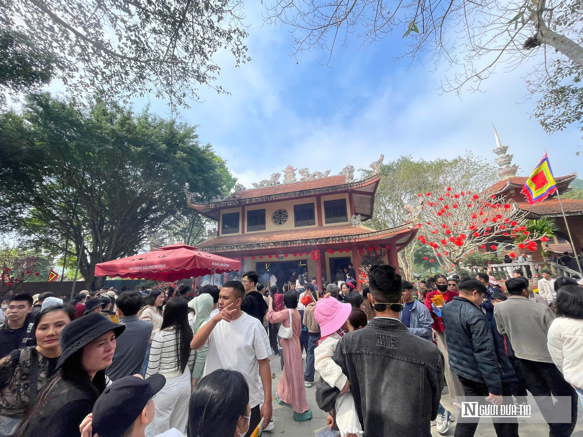 H&agrave;ng vạn du kh&aacute;ch trẩy hội ken đặc lối v&agrave;o Đền Cửa Đặt   - Ảnh 5.