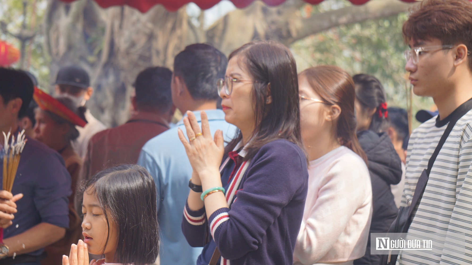 H&agrave;ng vạn du kh&aacute;ch trẩy hội ken đặc lối v&agrave;o Đền Cửa Đặt   - Ảnh 6.