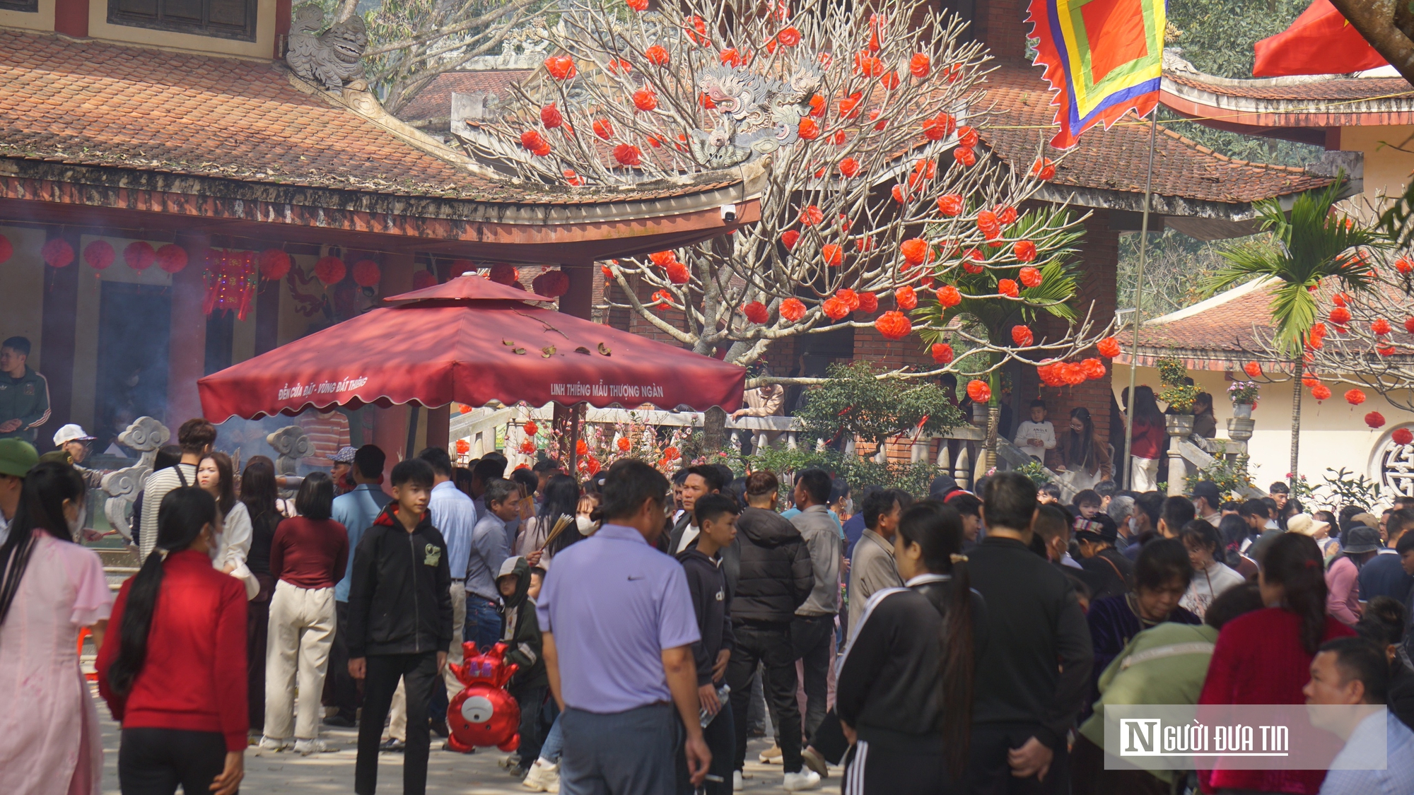 H&agrave;ng vạn du kh&aacute;ch trẩy hội ken đặc lối v&agrave;o Đền Cửa Đặt   - Ảnh 7.