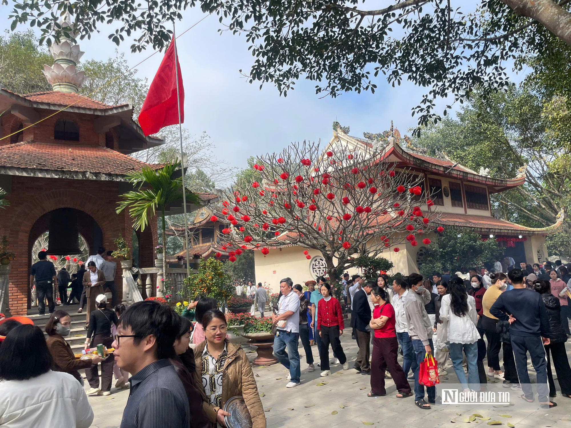 H&agrave;ng vạn du kh&aacute;ch trẩy hội ken đặc lối v&agrave;o Đền Cửa Đặt   - Ảnh 8.